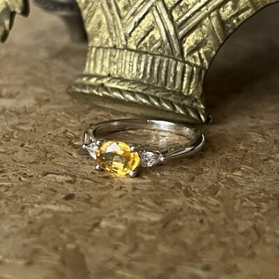 Bague Mademoiselle en or blanc, saphir jaune et diamants de taille poire