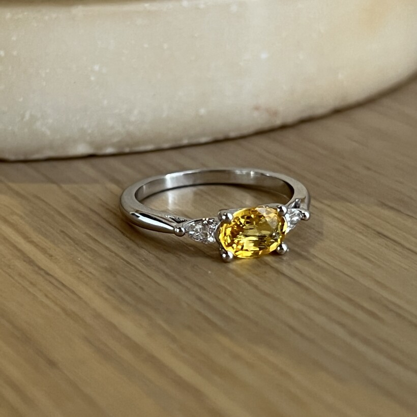 Bague Mademoiselle en or blanc, saphir jaune et diamants de taille poire