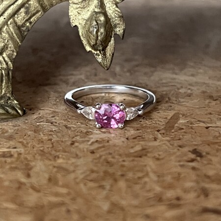 Bague Mademoiselle en or blanc, saphir rose et diamants de taille poire