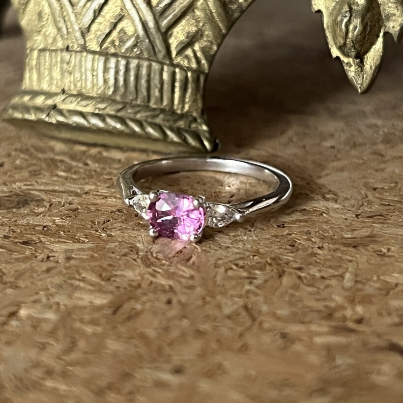 Bague Mademoiselle en or blanc, saphir rose et diamants de taille poire