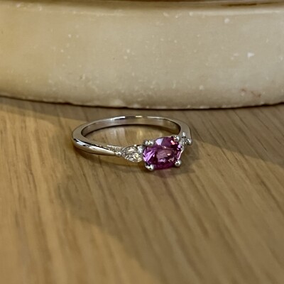 Bague Mademoiselle en or blanc, saphir rose et diamants de taille poire