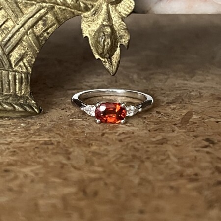 Bague Mademoiselle en or blanc, saphir orange et diamants de taille poire