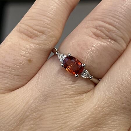 Bague Mademoiselle en or blanc, saphir orange et diamants de taille poire