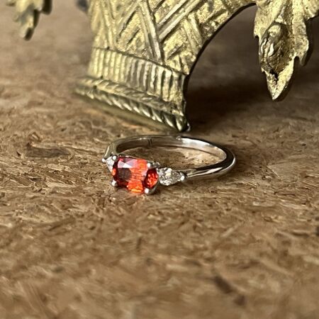 Bague Mademoiselle en or blanc, saphir orange et diamants de taille poire