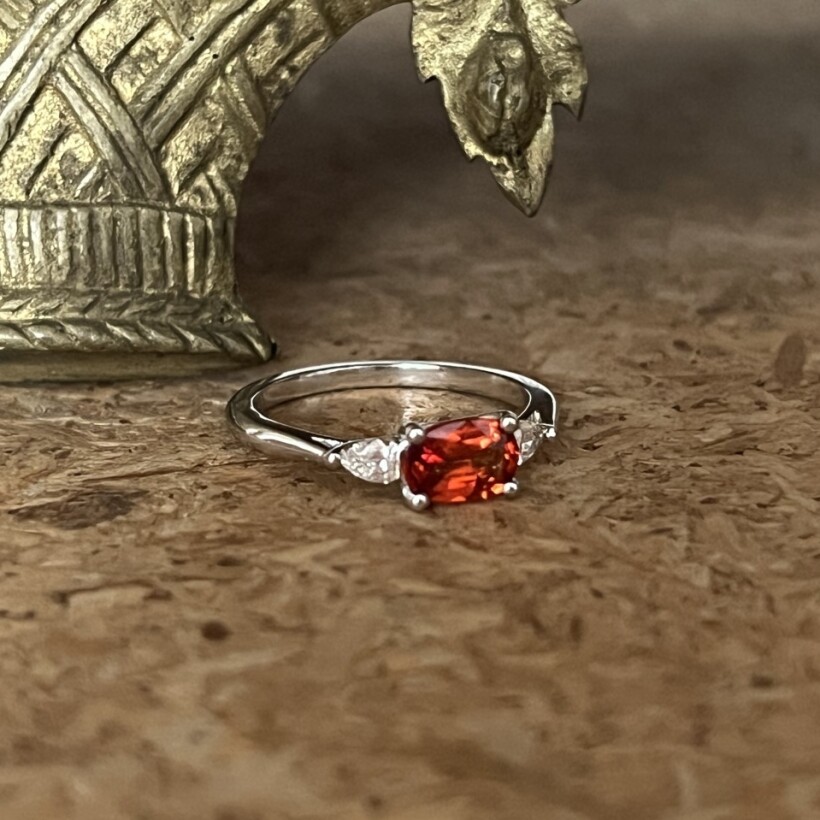 Bague Mademoiselle en or blanc, saphir orange et diamants de taille poire