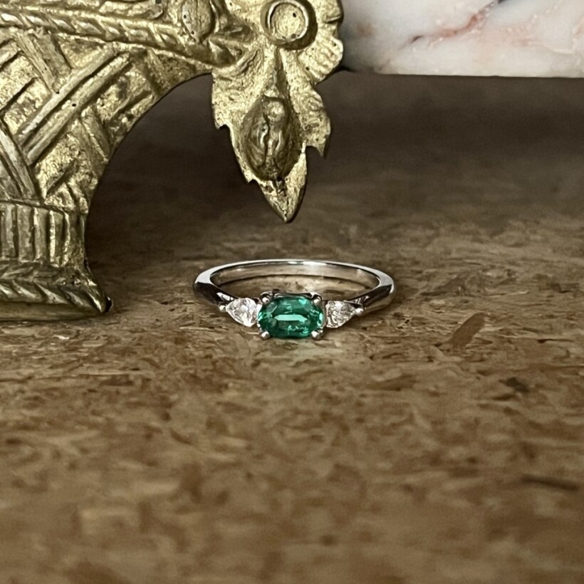 Bague Mademoiselle en or blanc, émeraude et diamants de taille poire