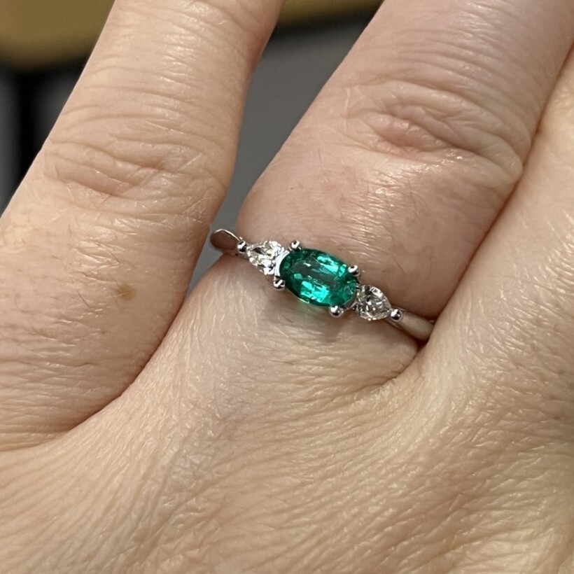 Bague Mademoiselle en or blanc, émeraude et diamants de taille poire