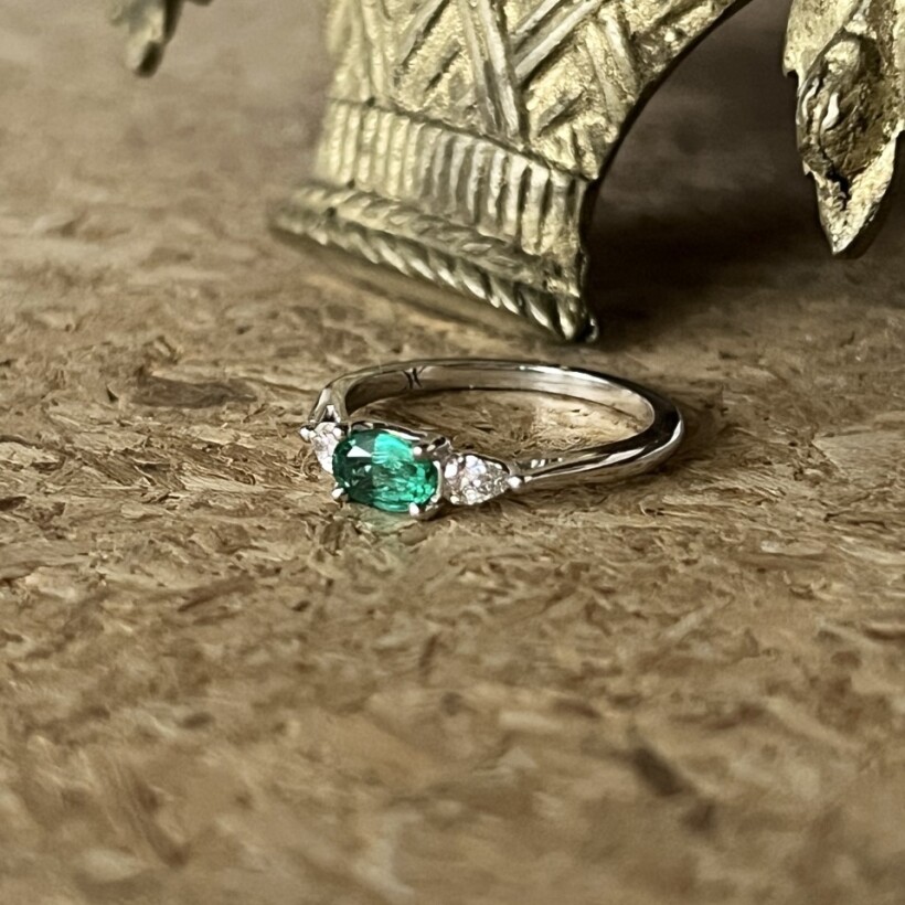 Bague Mademoiselle en or blanc, émeraude et diamants de taille poire