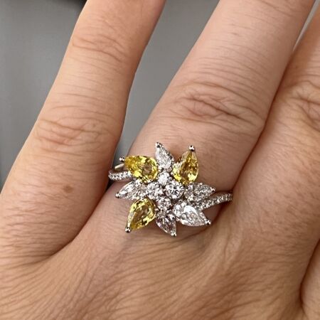 Bague Feu d'artifice en or blanc, saphirs jaunes de taille poire, diamants de taille poire et diamants