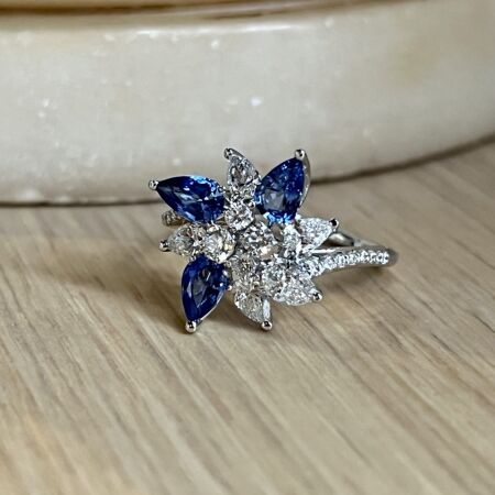 Bague Feu d'artifice en or blanc, saphirs de taille poire, diamants de taille poire et diamants