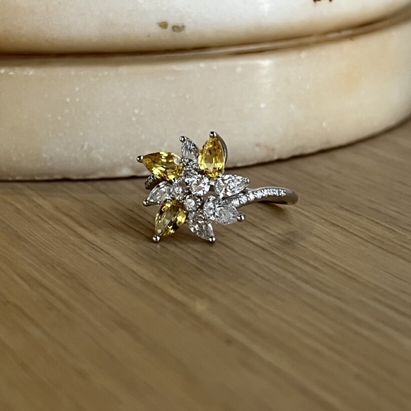 Bague Feu d'artifice en or blanc, saphirs jaunes de taille poire, diamants de taille poire et diamants