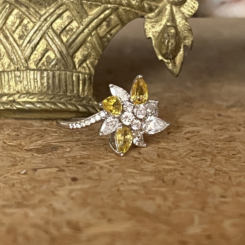 Bague Feu d'artifice en or blanc, saphirs jaunes de taille poire, diamants de taille poire et diamants