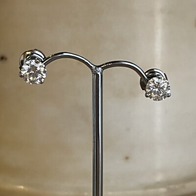 Boucles d’oreilles en or blanc et diamants 2,14 carats