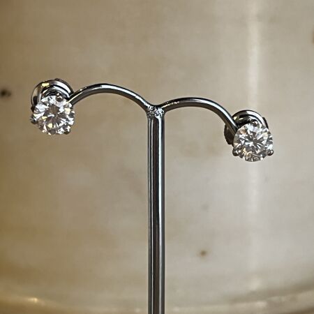 Boucles d’oreilles en or blanc et diamants 2,14 carats