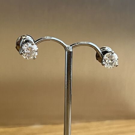 Boucles d’oreilles en or blanc et diamants 2,14 carats