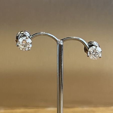 Boucles d’oreilles en or blanc et diamants 2,14 carats