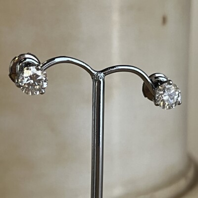 Boucles d’oreilles en or blanc et diamants 2,14 carats