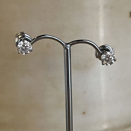 Boucles d’oreilles en or blanc et diamants 0,70 carat