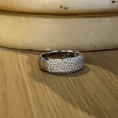 Bague en or blanc et diamants