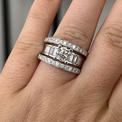 Bague Structure en or blanc, diamant central de 1,07 carat, diamants de taille baguette et diamants