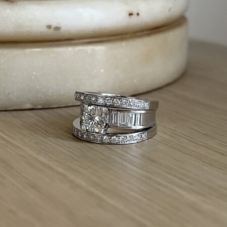 Bague Structure en or blanc, diamant central de 1,07 carat, diamants de taille baguette et diamants