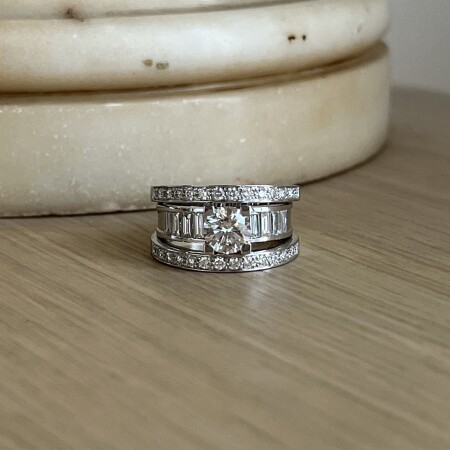 Bague Structure en or blanc, diamant central de 1,07 carat, diamants de taille baguette et diamants