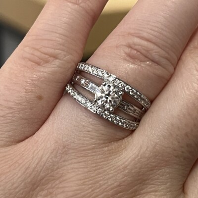 Bague Structure en or blanc, diamant central de 0,70 carat, diamants de taille baguette et diamants