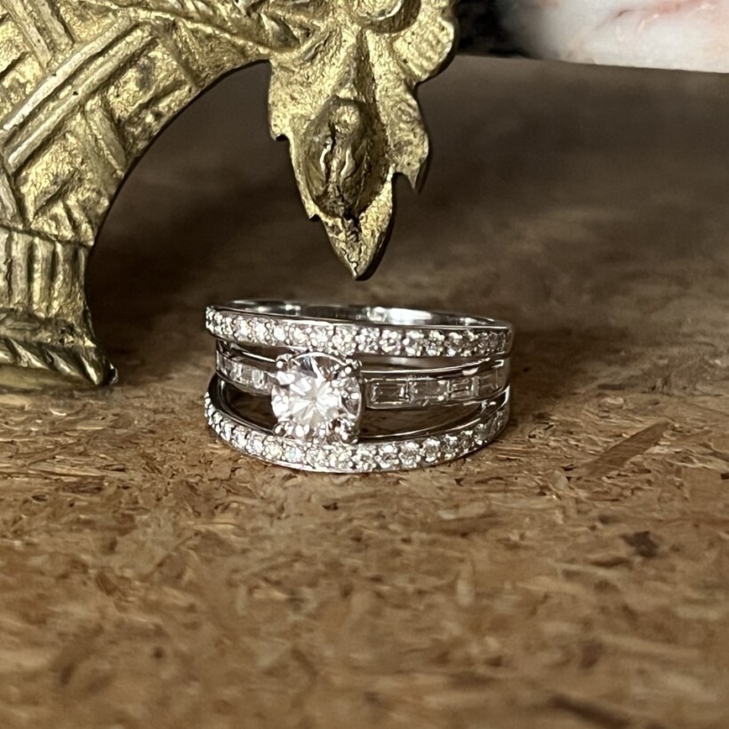Bague Structure en or blanc, diamant central de 0,70 carat, diamants de taille baguette et diamants