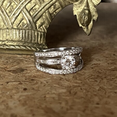 Bague Structure en or blanc, diamant central de 0,70 carat, diamants de taille baguette et diamants