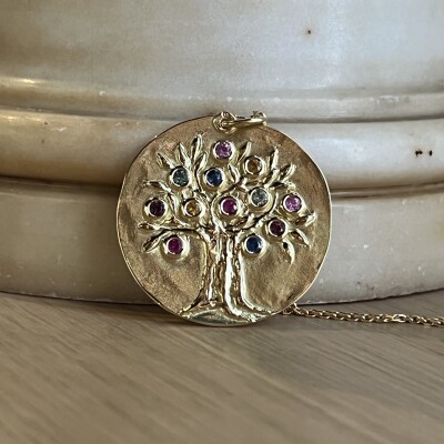 Médaille Arbre de vie en or jaune et saphirs multicolores