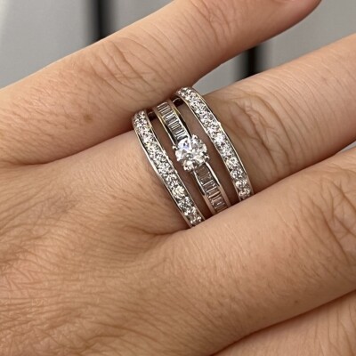 Bague Structure en or blanc, diamant central de 0,37 carat et diamants