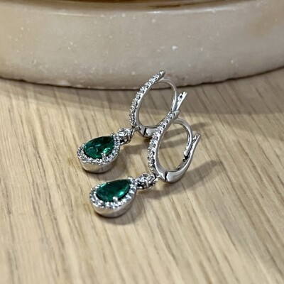 Boucles d'oreilles Raspoutine en or blanc, émeraudes de taille poire et diamants