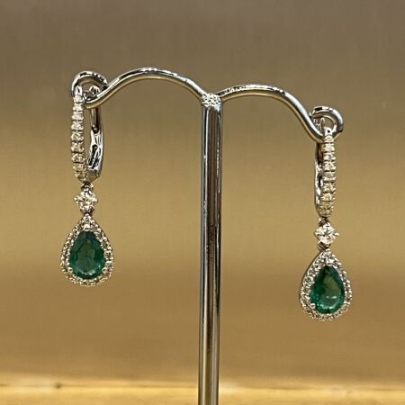 Boucles d'oreilles Raspoutine en or blanc, émeraudes de taille poire et diamants