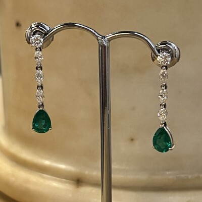 Boucles d'oreilles Absolu en or blanc, émeraudes de taille poire, diamants de taille baguette et diamants