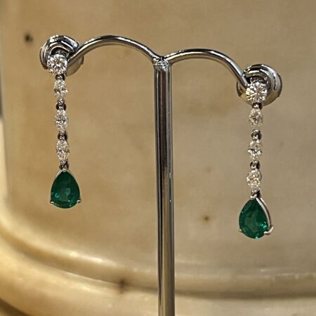 Boucles d'oreilles Absolu en or blanc, émeraudes de taille poire, diamants de taille baguette et diamants