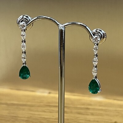 Boucles d'oreilles Absolu en or blanc, émeraudes de taille poire, diamants de taille baguette et diamants