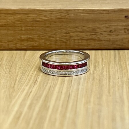 Bague en or blanc, rubis et diamants