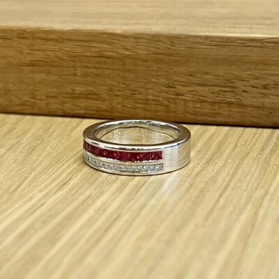 Bague en or blanc, rubis et diamants