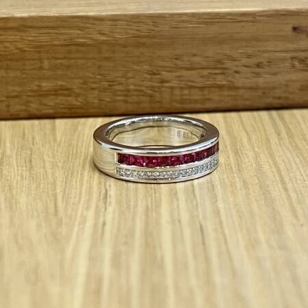 Bague en or blanc, rubis et diamants