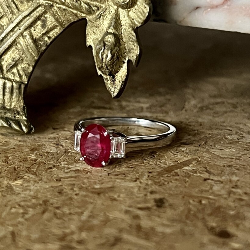 Bague Olympe en or blanc, rubis de 1,64 carat et diamants de taille émeraude