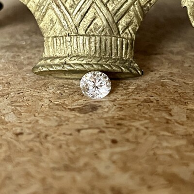 Diamant moderne de 1,68 carat extra blanc F VS1