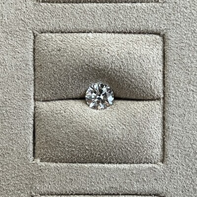 Diamant moderne de 1,68 carat extra blanc F VS1