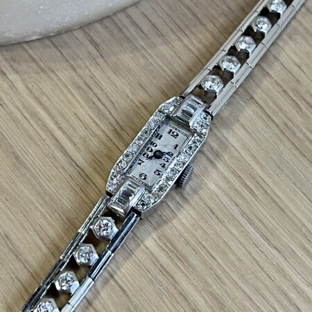 Montre Art Déco en platine, diamants de taille baguette et diamants de taille ancienne vers 1930