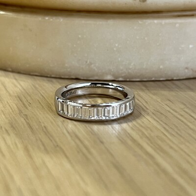 Alliance en or blanc et diamants de taille baguette