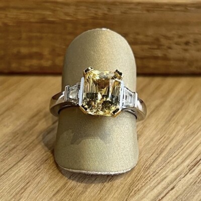 Solitaire en or blanc, saphir jaune de 4,01 carats et diamants