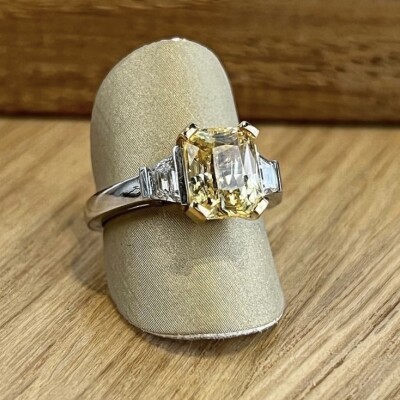 Solitaire en or blanc, saphir jaune de 4,01 carats et diamants