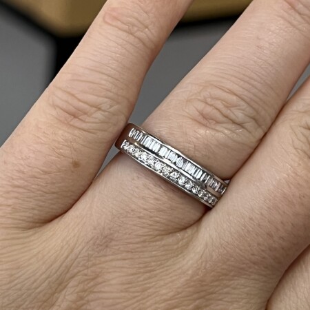 Alliance en or blanc, diamants de taille baguette et diamants