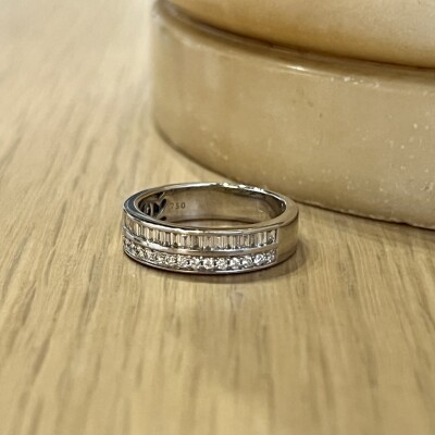 Alliance en or blanc, diamants de taille baguette et diamants