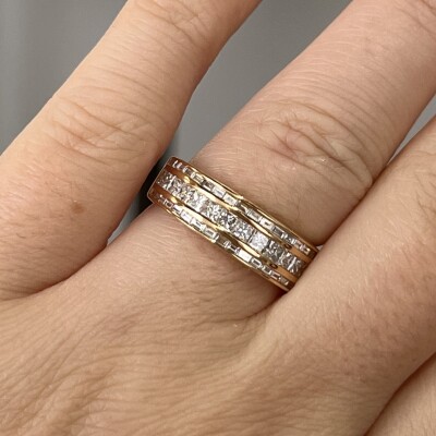 Alliance en rose, diamants de taille baguette et diamants de taille princesse