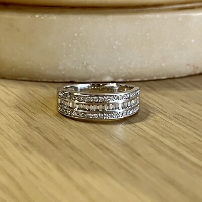 Alliance en or blanc, diamants de taille baguette et diamants